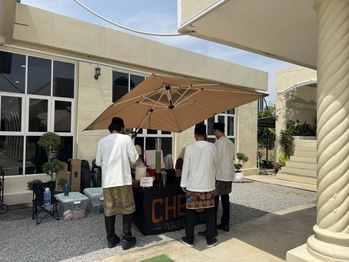 CHE'SU staff preparing drinks at an event booth