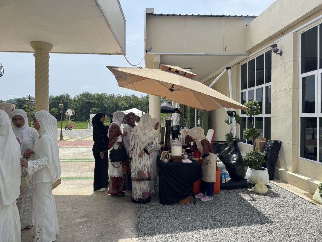 A queue of guests at the CHE'SU booth at a wedding