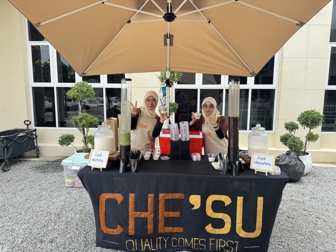 The CHE'SU branded booth with drink dispensers ready to serve